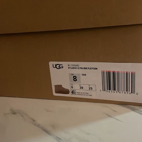 Classic 
Ultra Mini Ugg 
Sand 
Size 8 
Never worn
New with tags and box - Picture 2 of 8